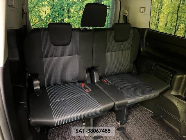 Toyota VOXY 2015-07 381675-9