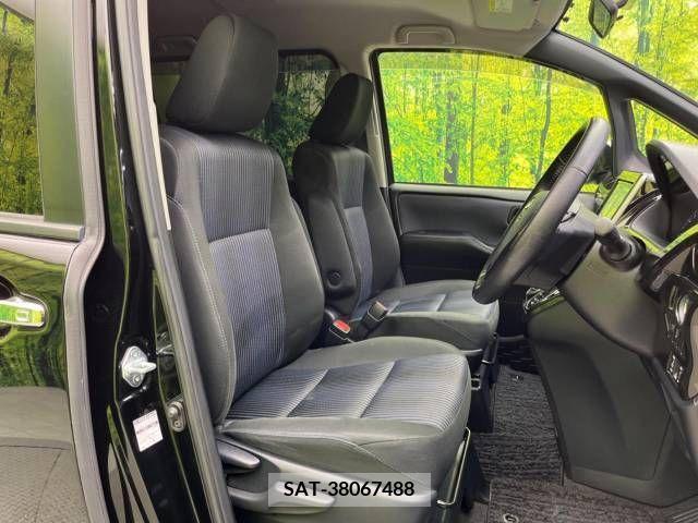 Toyota VOXY 2015-07 381675-7