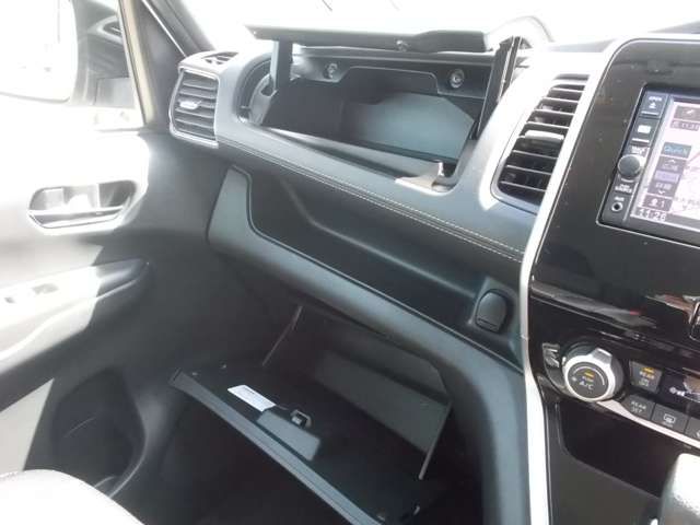 Nissan SERENA 2017-08 22146-17