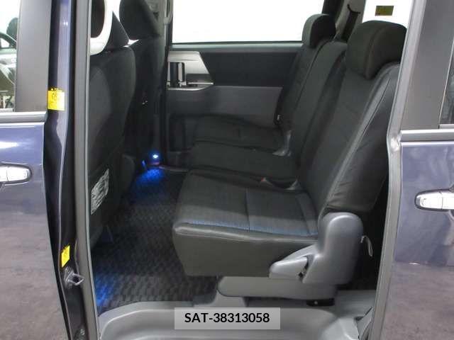 Toyota VOXY 2009-06 370503-19