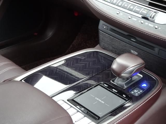 Lexus LS 2018-04 190279-16