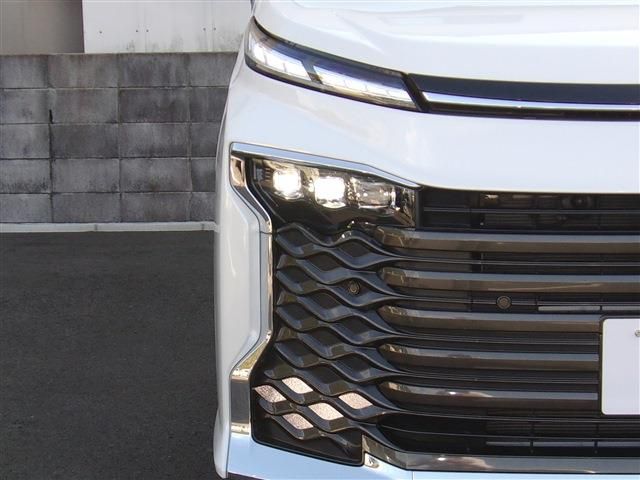 Toyota VOXY HYBRID 2023-03 185684-8