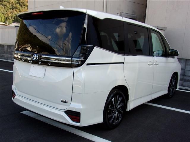 Toyota VOXY HYBRID 2023-03 185684-1