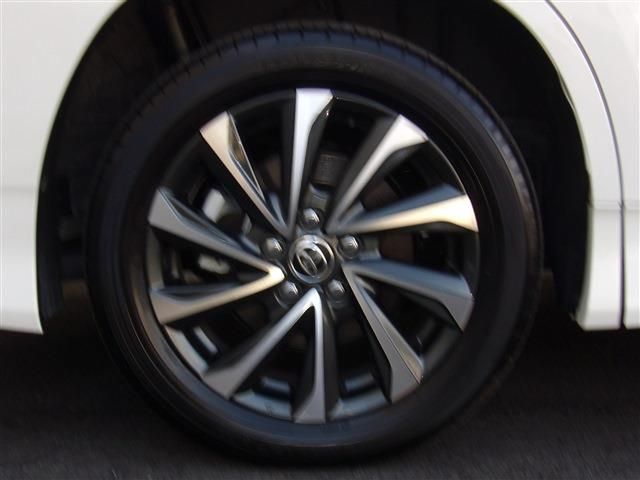 Toyota VOXY HYBRID 2023-03 185684-11