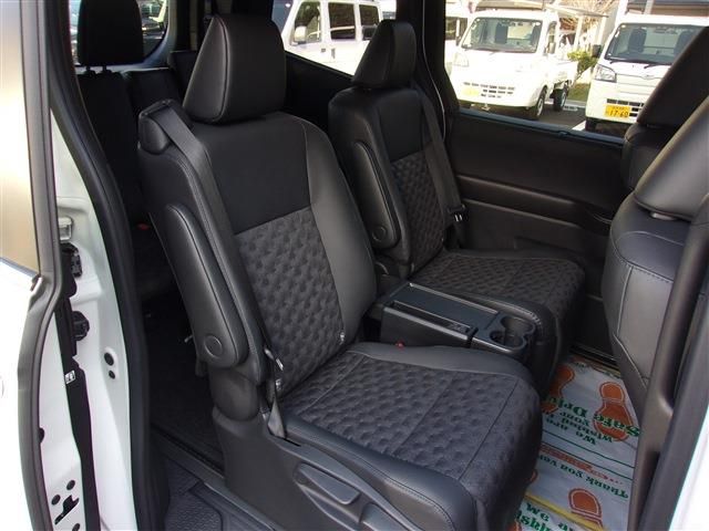 Toyota VOXY HYBRID 2023-03 185684-24