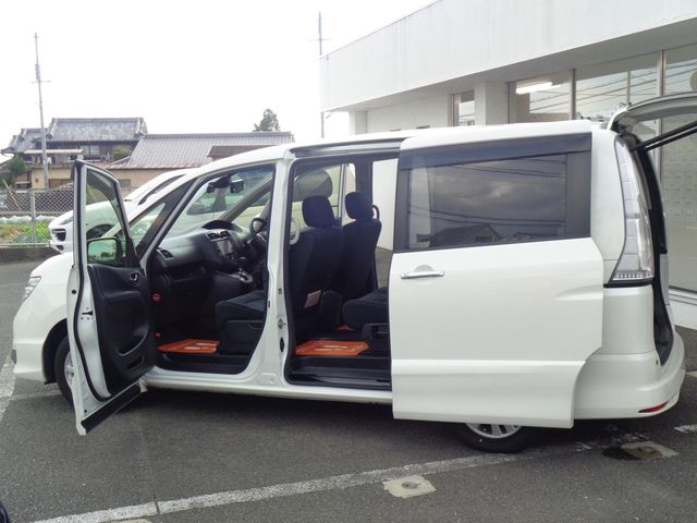 Nissan SERENA 2016-01 187320-24
