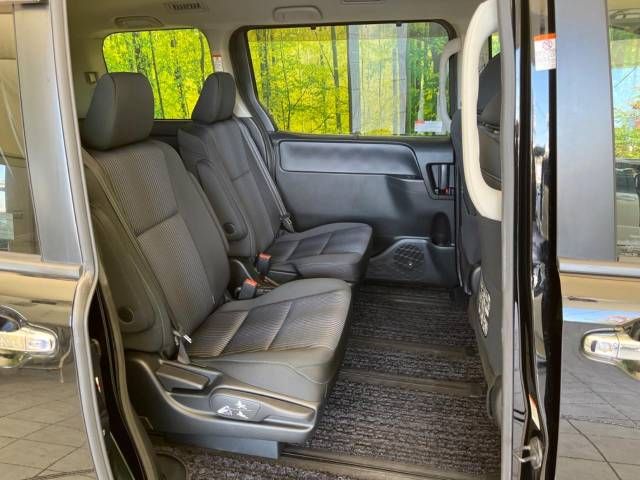 Toyota VOXY 2015-10 12822-9