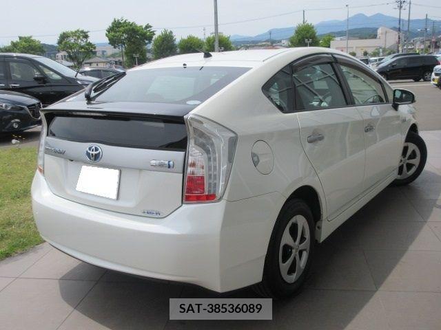 Toyota PRIUS PHV 2012-04 322175-1