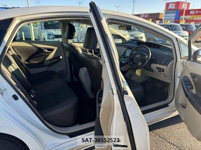 Toyota PRIUS 2013-02 281845-10