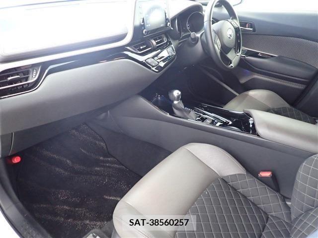 Toyota C-HR 2021-03 214726-28