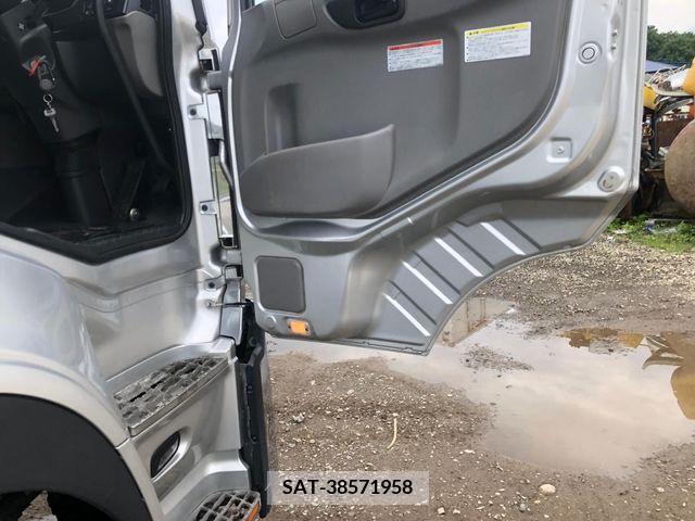 Nissan QUON 2018-09 354595-21