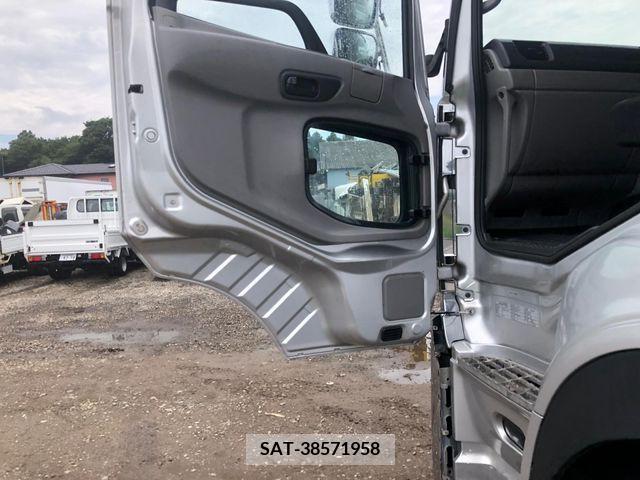 Nissan QUON 2018-09 354595-15
