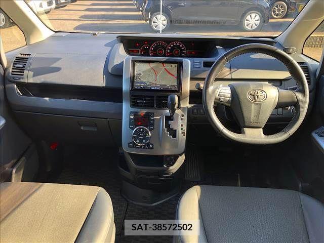 Toyota VOXY 2013-01 289176-1