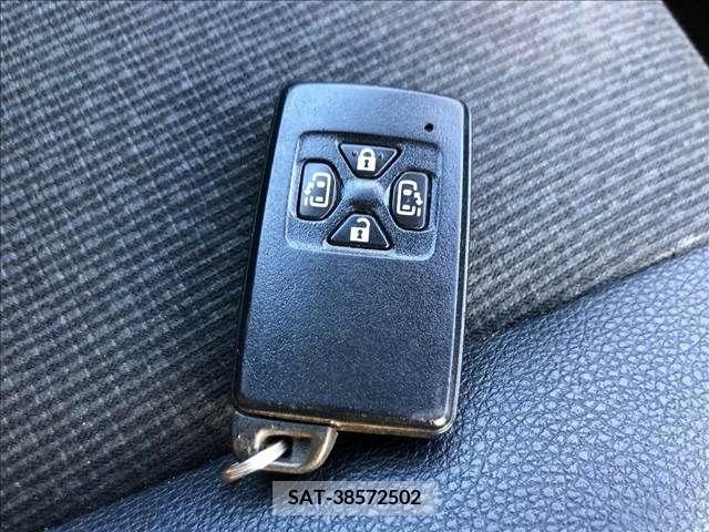 Toyota VOXY 2013-01 289176-19