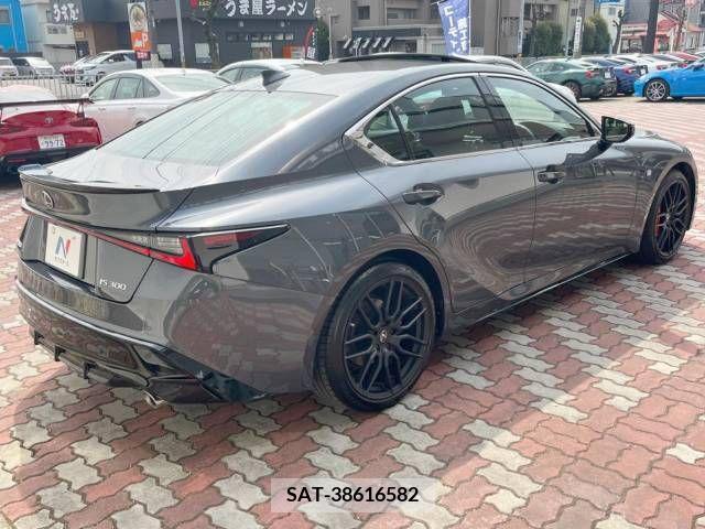 Lexus IS 2022-07 275445-17