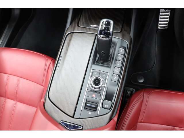 Maserati LEVANTE 2020-10 189730-14