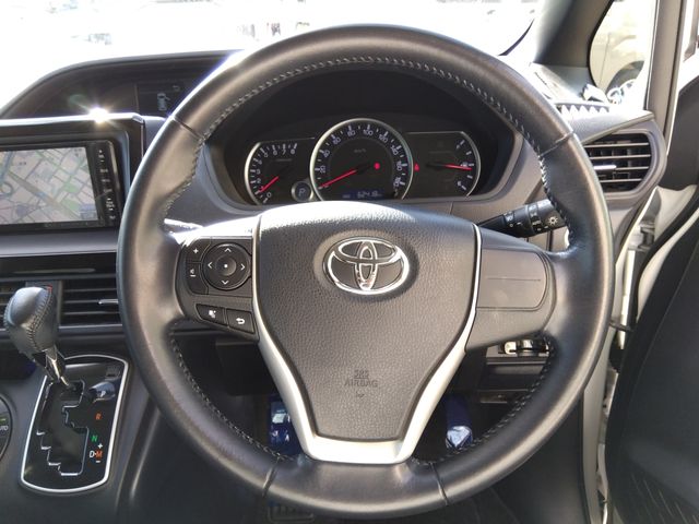 Toyota VOXY 2014-04 20766-17
