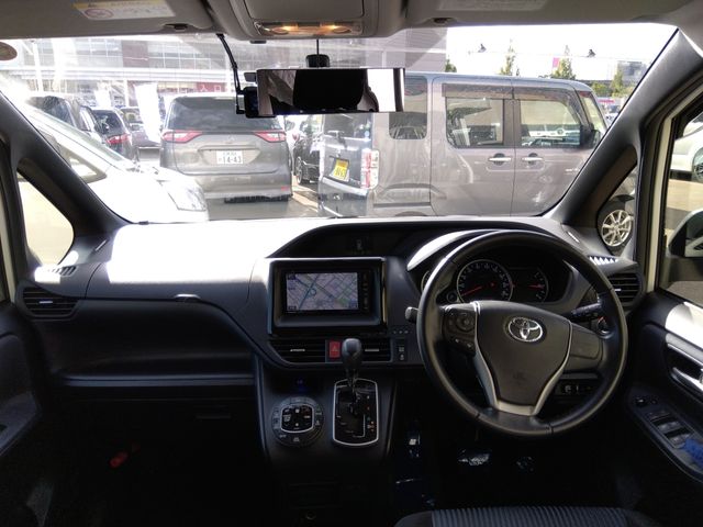 Toyota VOXY 2014-04 20766-2