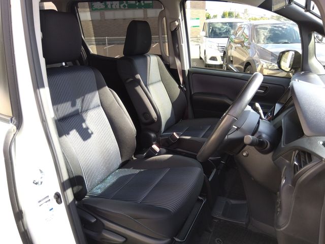 Toyota VOXY 2014-04 20766-8