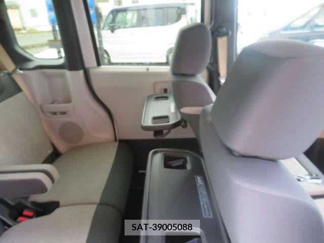 Honda N BOX 2023-10 240812-12
