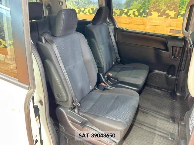 Toyota NOAH 2017-07 279457-9