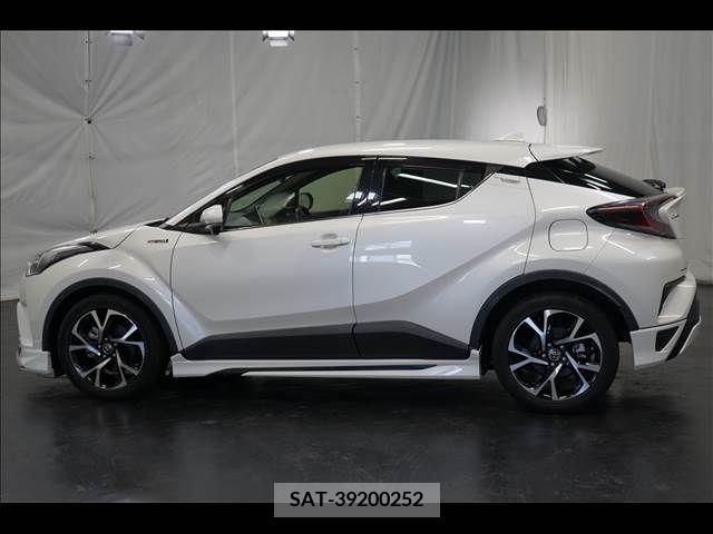 Toyota C-HR 2017-11 386828-14