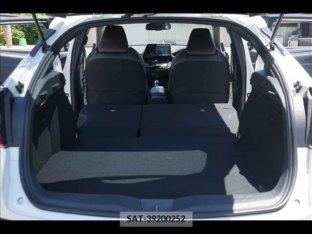 Toyota C-HR 2017-11 386828-18