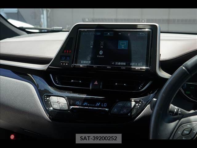 Toyota C-HR 2017-11 386828-10