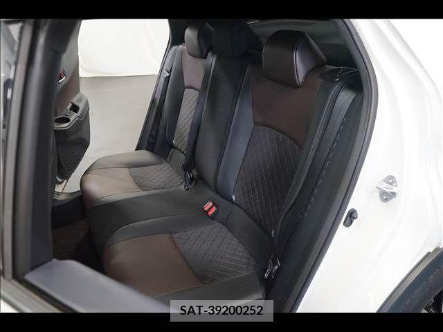 Toyota C-HR 2017-11 386828-17