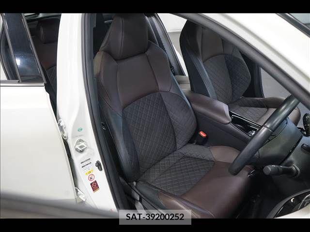 Toyota C-HR 2017-11 386828-16