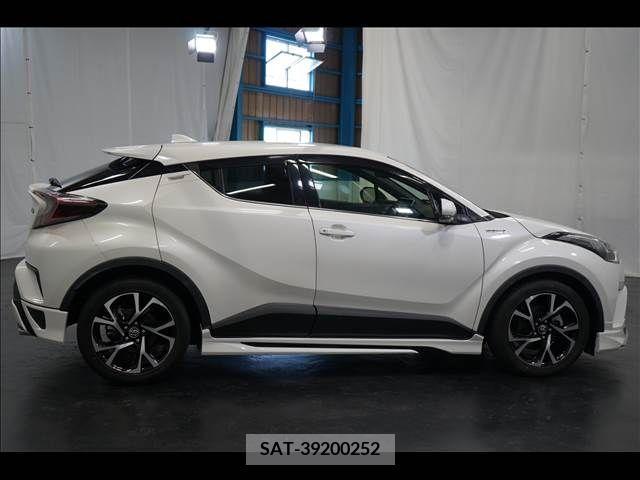 Toyota C-HR 2017-11 386828-15