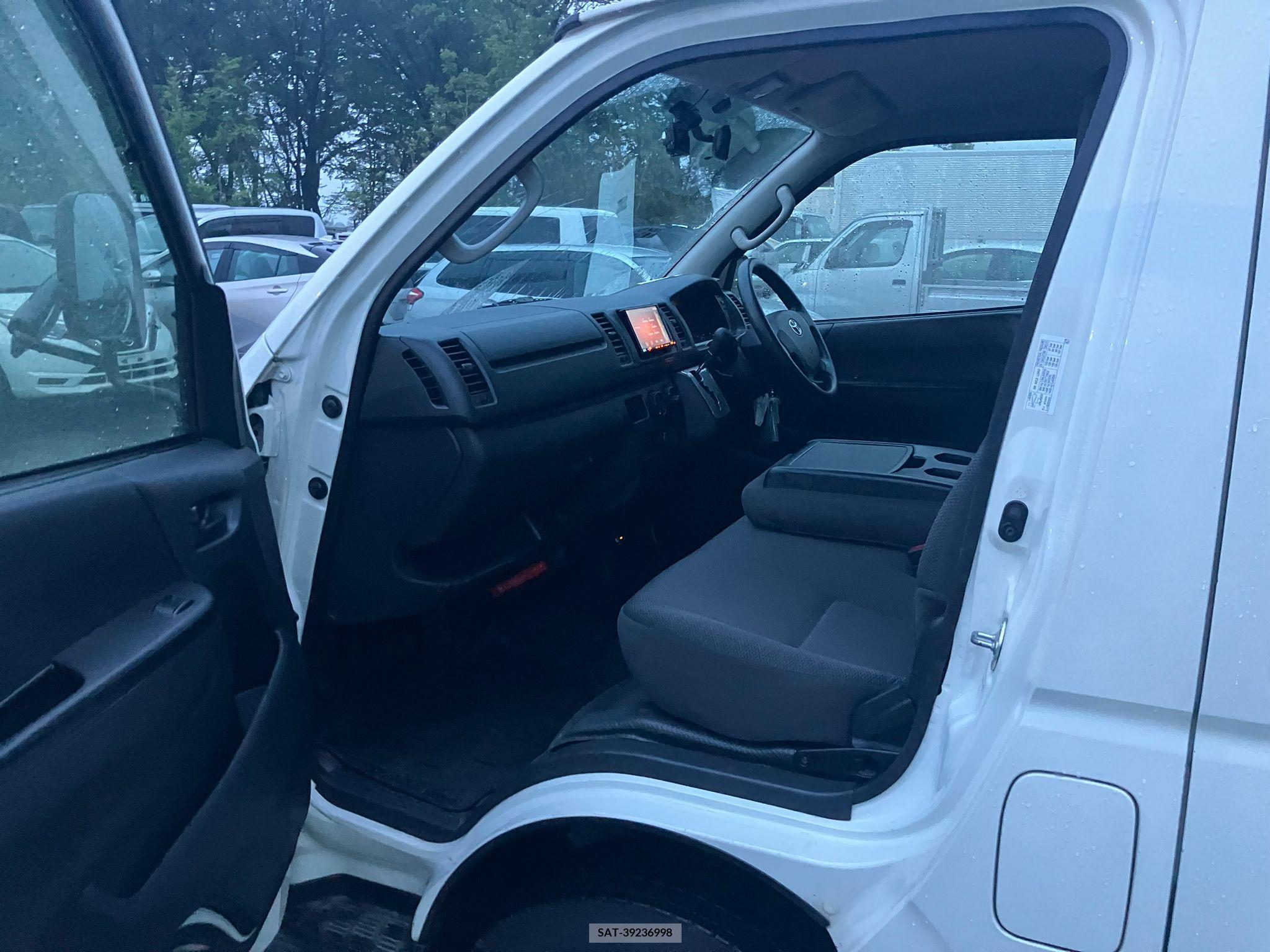 Toyota HIACE VAN 2017-03 258348-1
