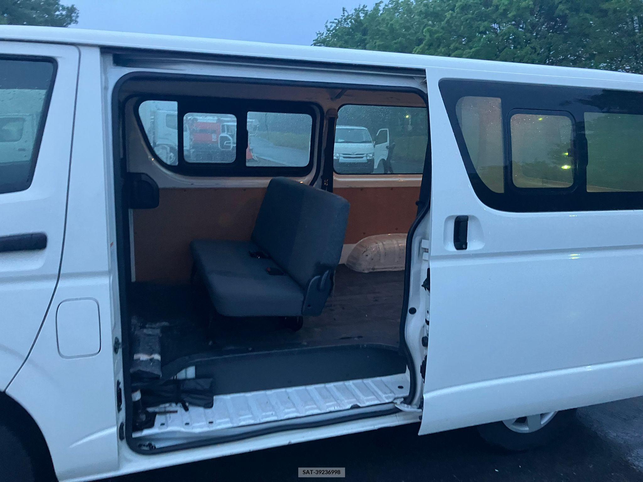 Toyota HIACE VAN 2017-03 258348-5