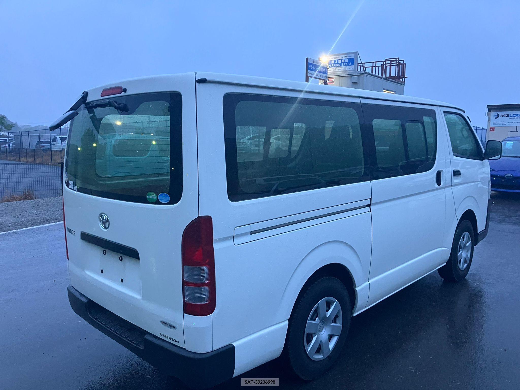 Toyota HIACE VAN 2017-03 258348-18