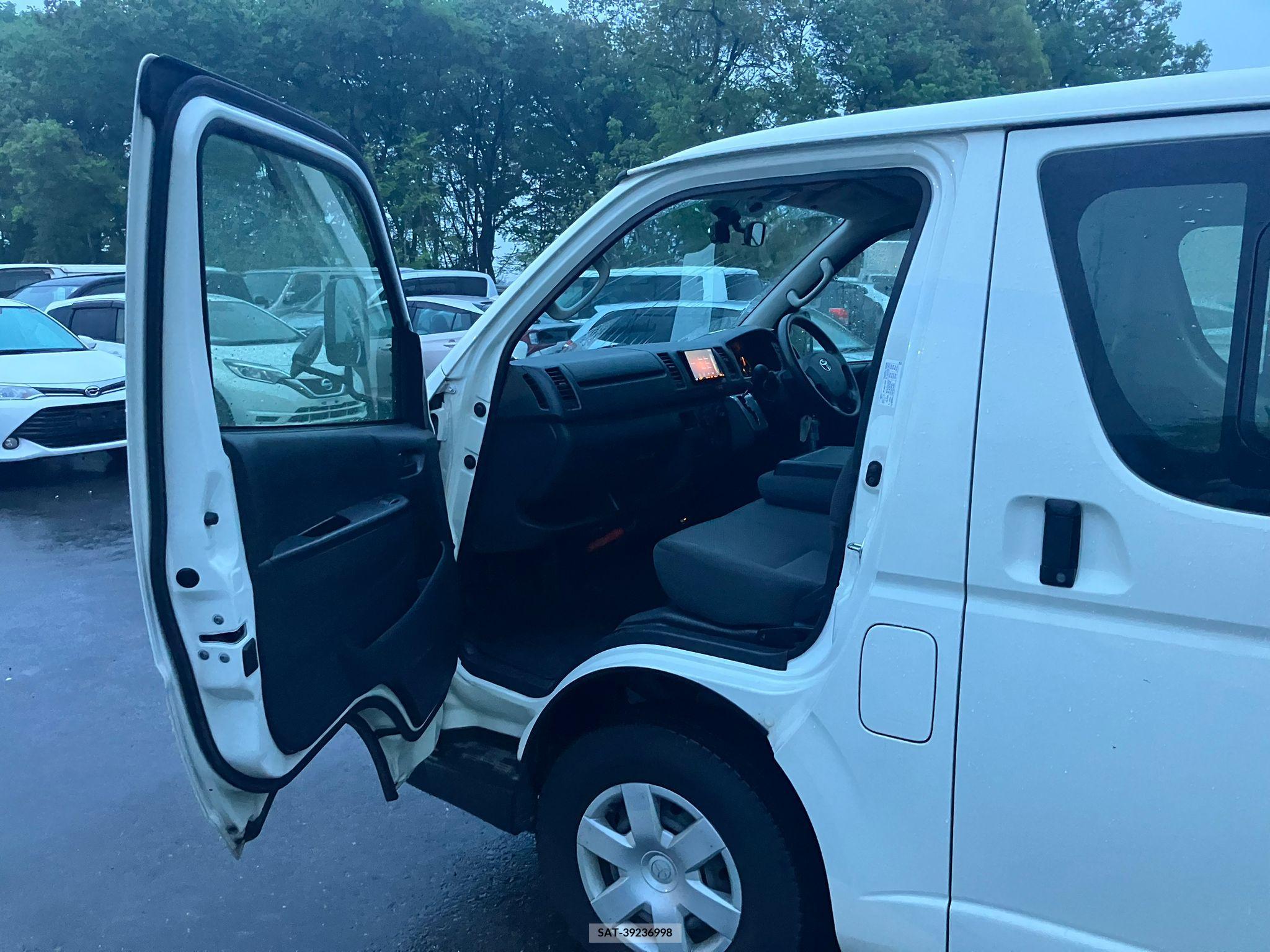 Toyota HIACE VAN 2017-03 258348-23
