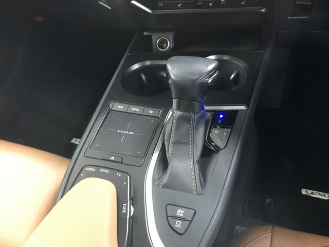 Lexus UX 2019-11 188611-25
