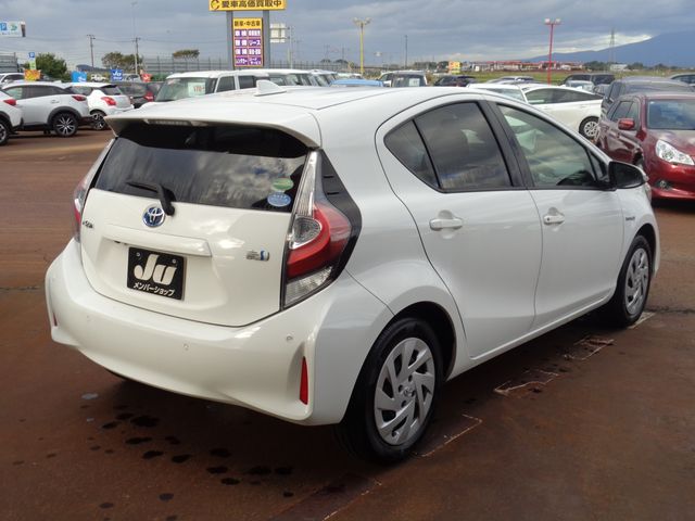 Toyota AQUA 2018-10 18406-2