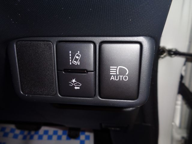 Toyota AQUA 2018-10 18406-18