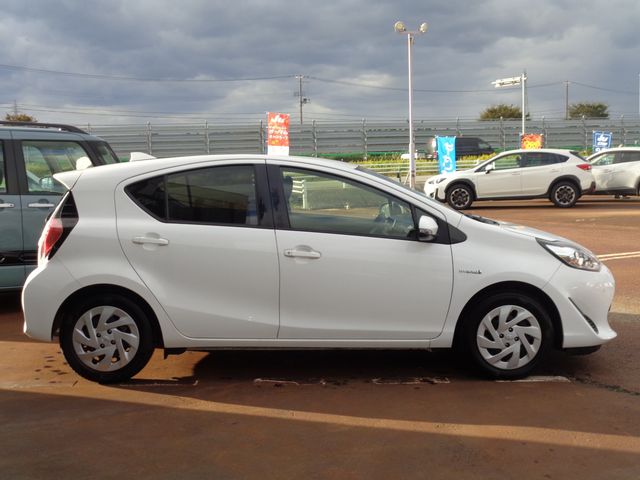 Toyota AQUA 2018-10 18406-4