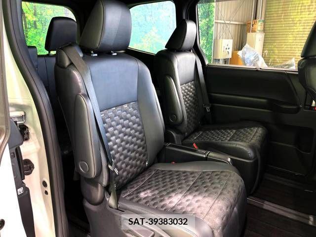 Toyota VOXY 2023-04 222472-12