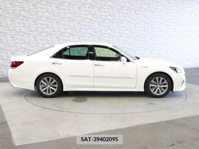 Toyota CROWN SEDAN 2016-05 330928-11