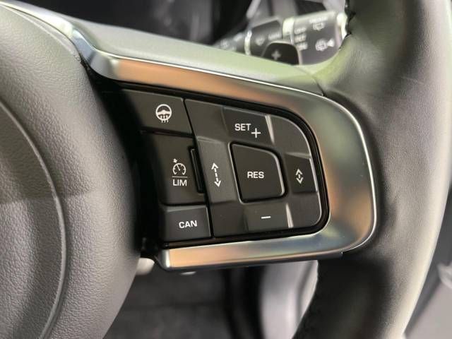 Jaguar E-PACE 2021-02 25119-8