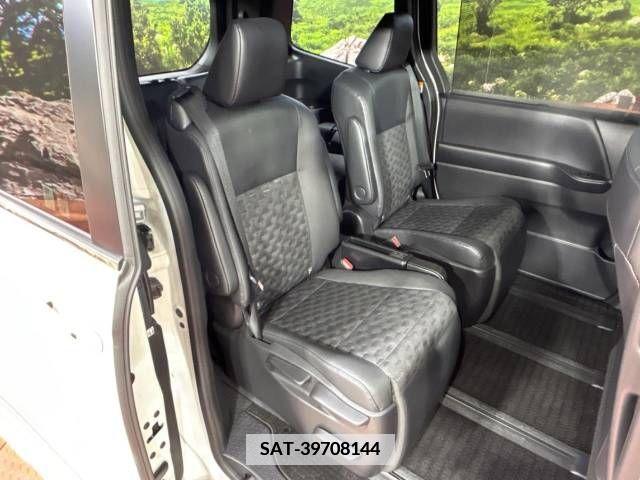 Toyota VOXY 2022-02 380480-8