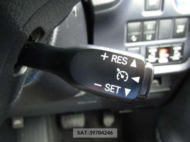 Toyota VOXY HYBRID 2016-03 351101-3