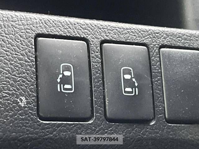 Toyota VOXY 2013-11 289992-3