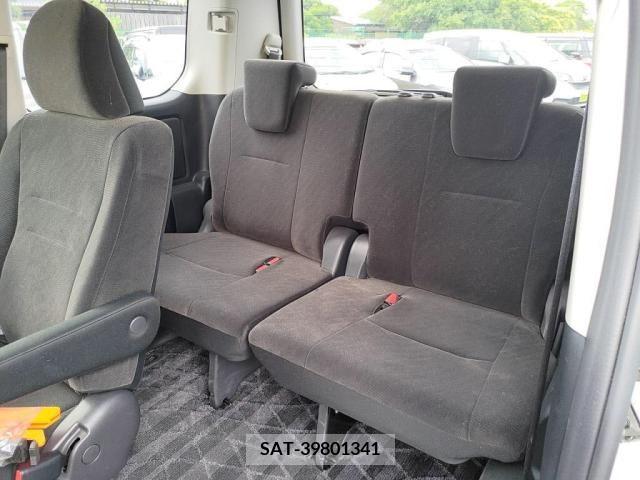 Toyota NOAH 2012-03 386174-23