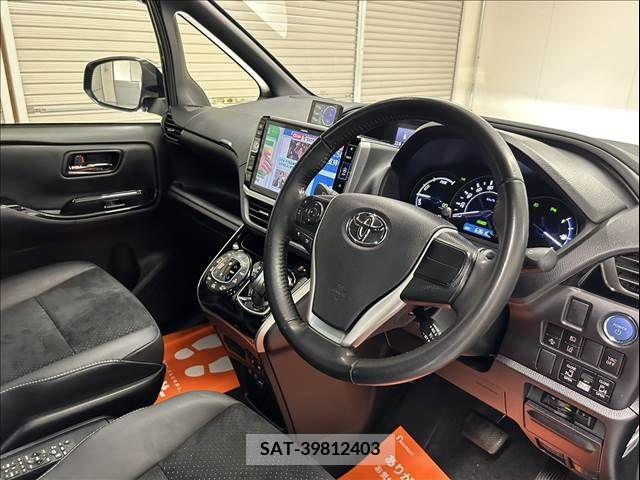 Toyota VOXY 2021-06 256548-1