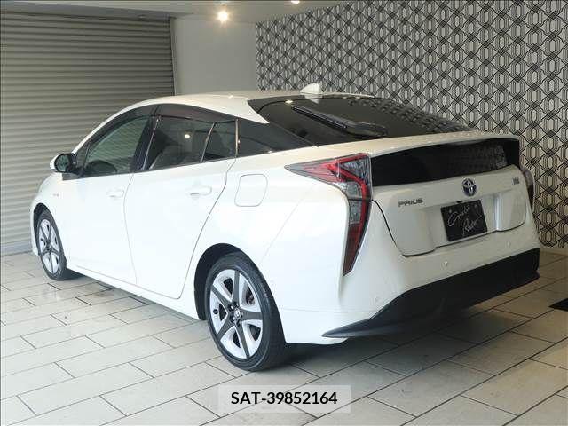 Toyota PRIUS 2019-01 393376-1