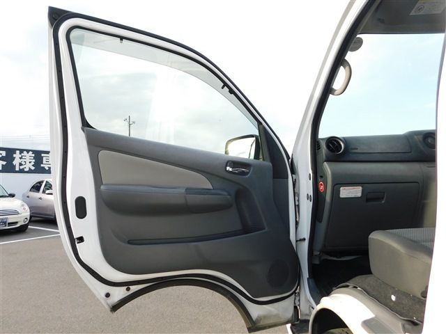 Nissan NV350 Caravan 2018-05 28786-16