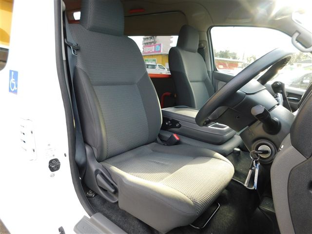 Nissan NV350 Caravan 2018-05 28786-12